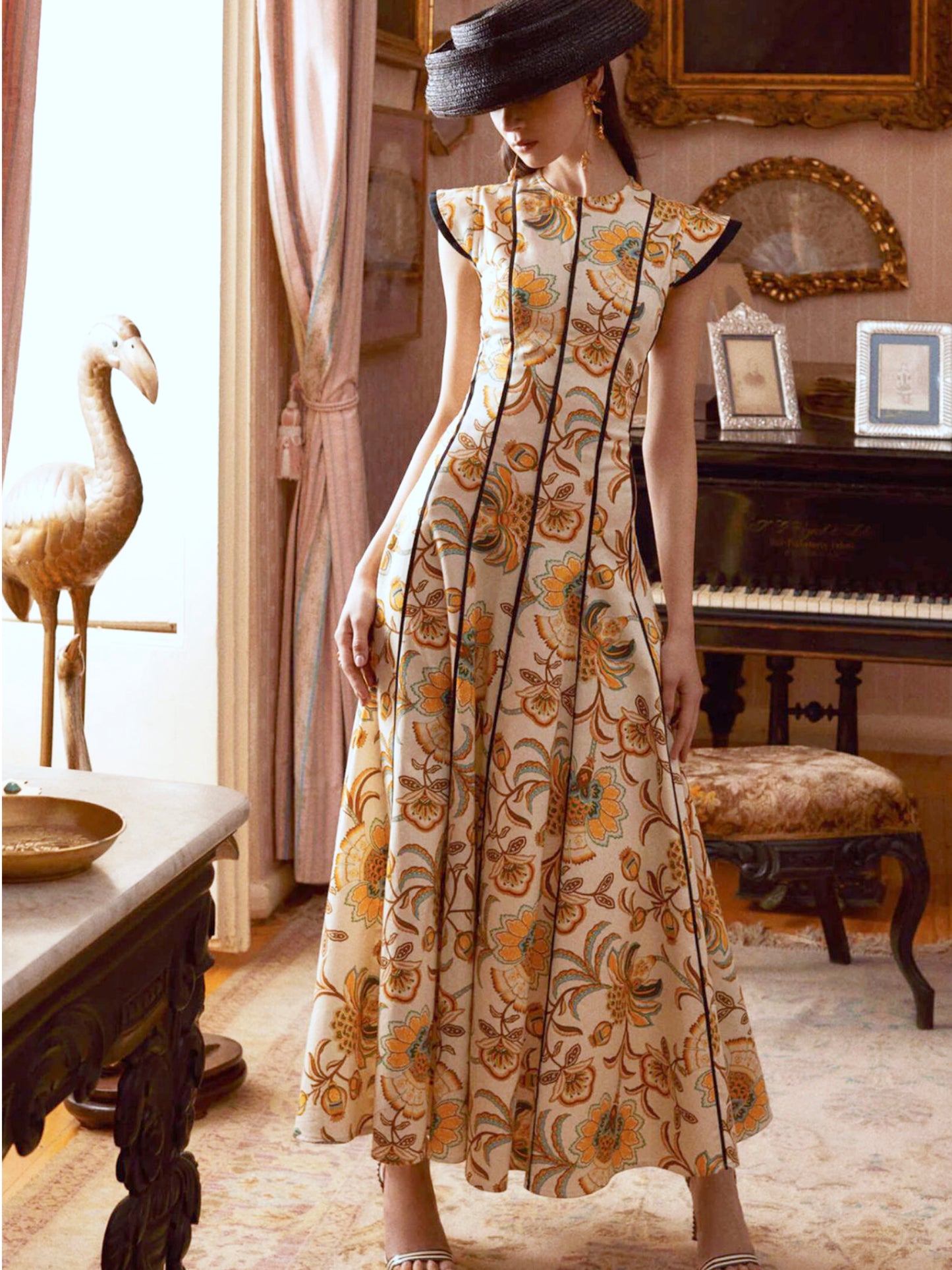 Vestido de la marca IQ Collection con hombreras y estampado amarillo. Disponible para alquiler en España.
Ideal para invitada de boda, fiesta, bautizo, comunion y madres de bautizo.