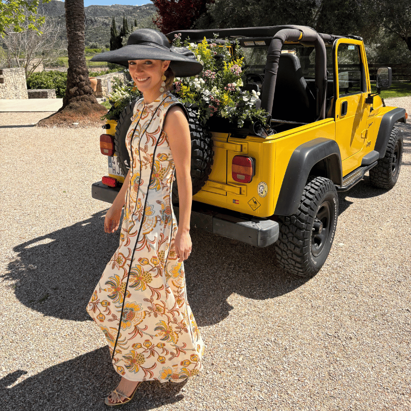 Vestido de la marca IQ Collection con estampado paisley y costras negras disponible en alquiler en barcelona, madrid y Valencia. Color amarillo.