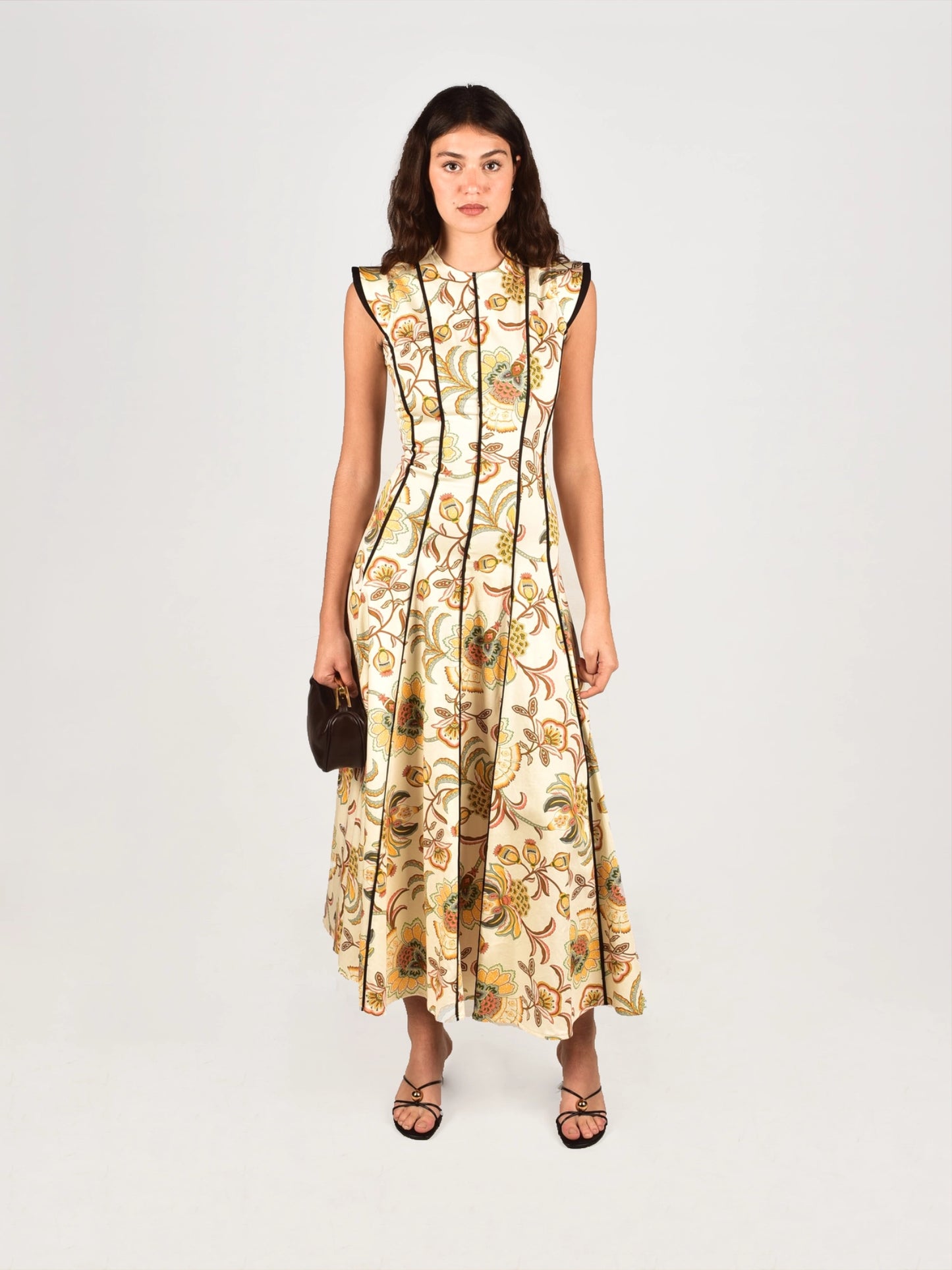 Vestido estampado de la marca IQ en alquiler. Vestido IQ Collection de flores estampadas y hombreras.