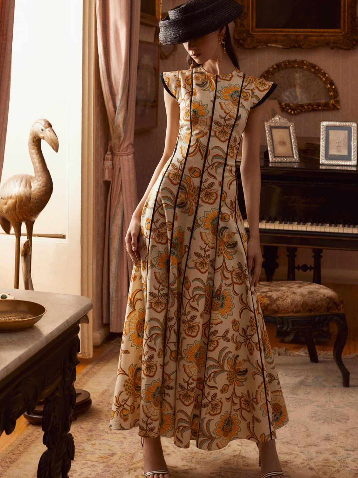 Vestido de la marca IQ Collection con hombreras y estampado amarillo. Disponible para alquiler en España.
Ideal para invitada de boda, fiesta, bautizo, comunion y madres de bautizo.