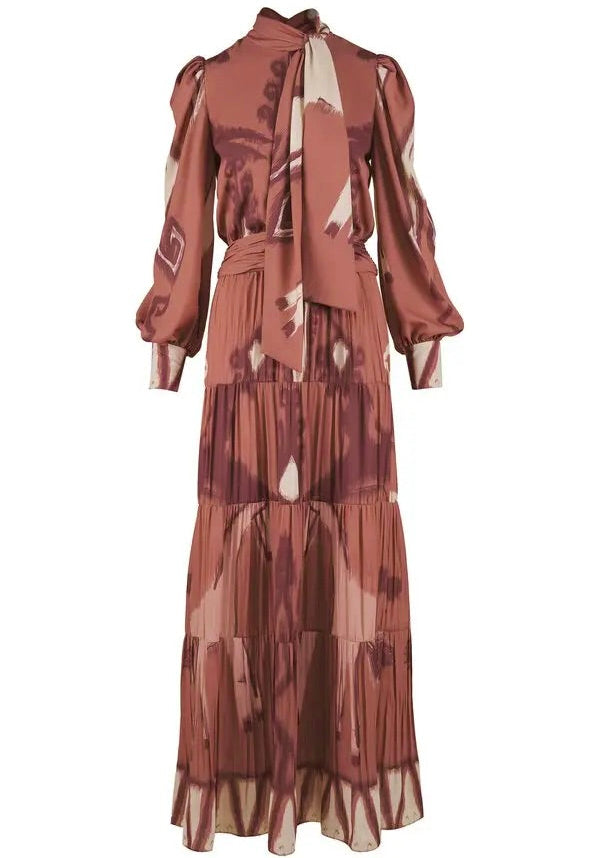 Vestido de lujo en alquiler de la marca Johanna Ortiz. Estampado marrón y naranja, con volantes y manga larga.
Disponible para alquilar en España, Barcelona, Madrid, Valencia.
Boda de otoño.