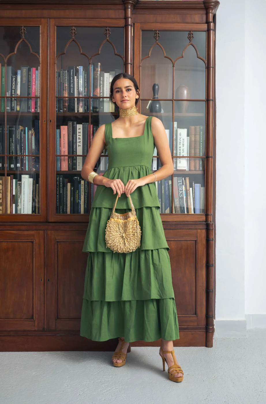 Vestido de lino con volantes muy elegante para alquilar en Barcelona.