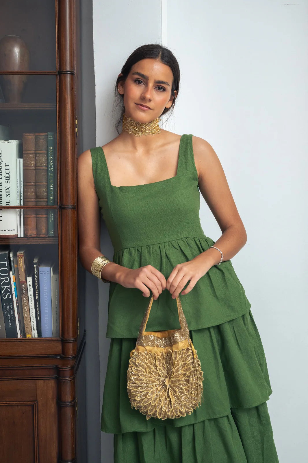 Vestido de tirantes de lino verde y volantes para invitada de boda, comunion, bautizo eventos o fiestas. Marca Zambrana.