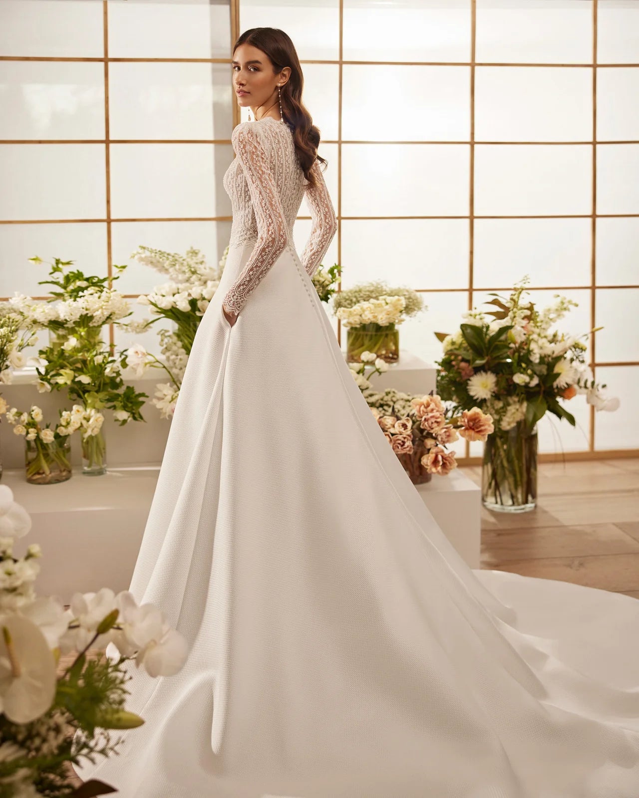 Vestido de novia de Rosa Clara con descuento. Vestido de novia marca española con descuento. Vestido de novia barato.