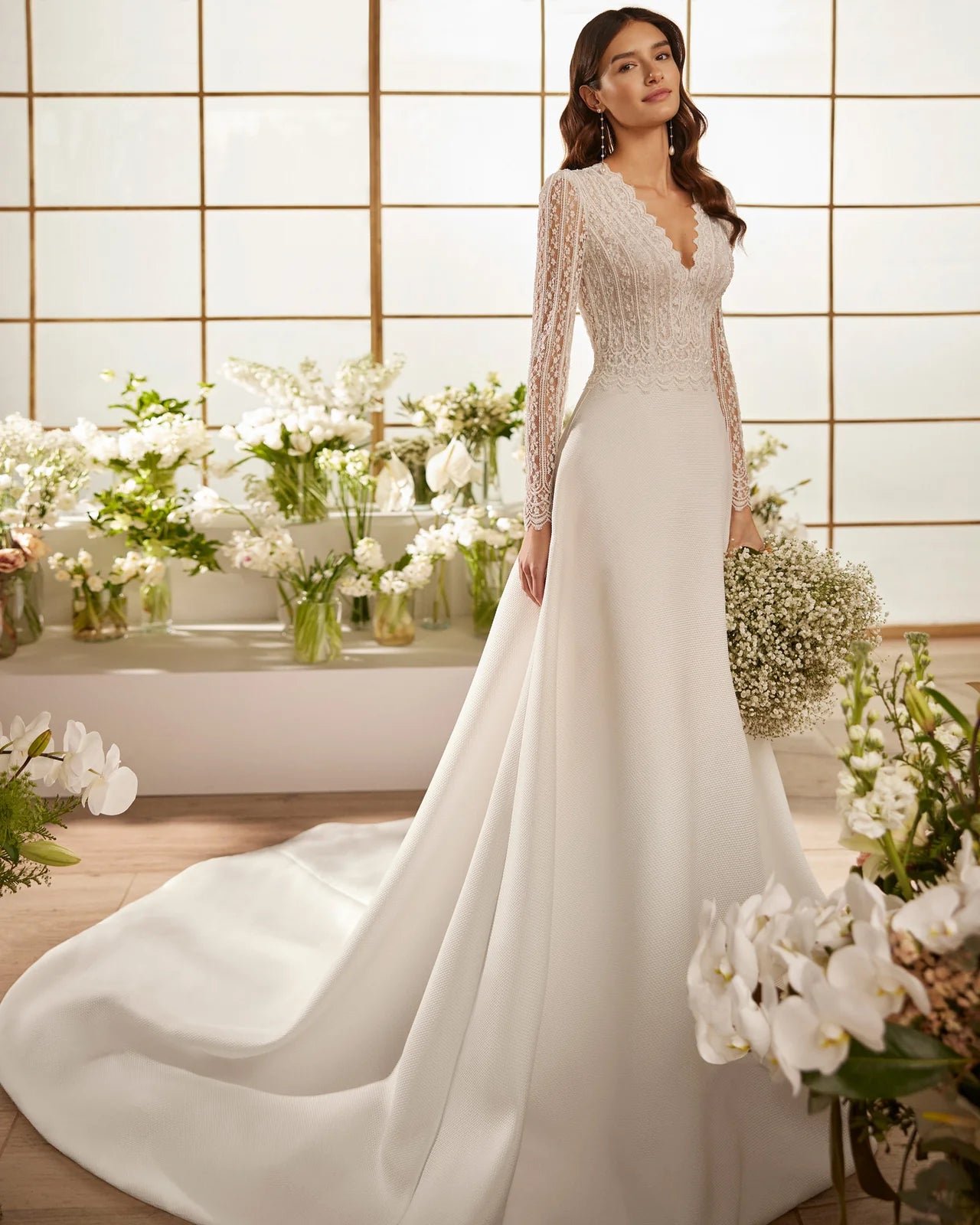 Vestido de novia nuevo sin usar de segunda mano de Rosa Clara. Escote V. Vestido elegante barato de Rosa Clara en Barcelona.
Vestido de novia Rosa Clara con descuento.