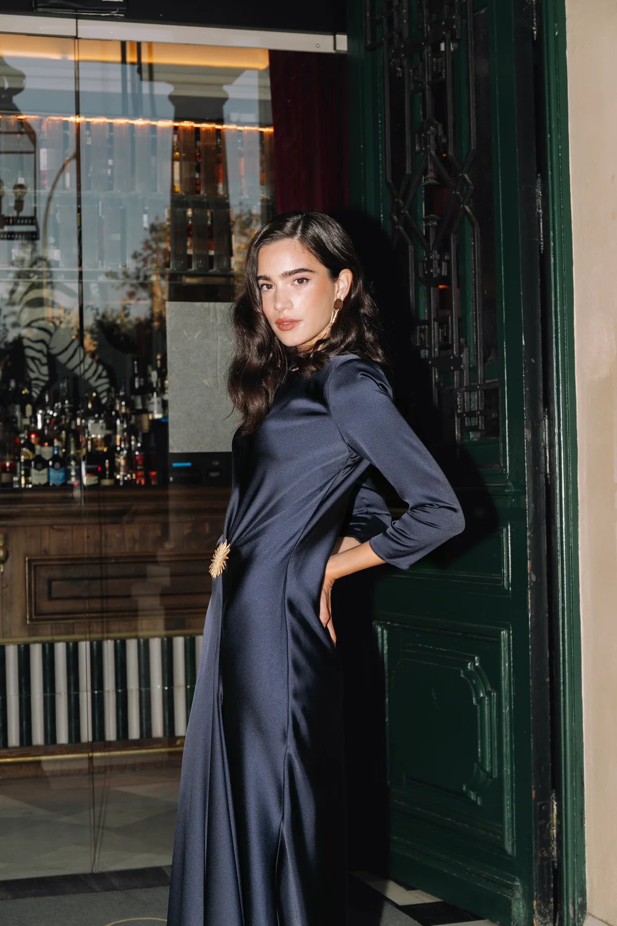 Vestido elegante de manga larga para alquiler en Barcelona, Valencia y Madrid.
Para bodas, fiestas, ocasiones formales... de la marca Elena Moore.