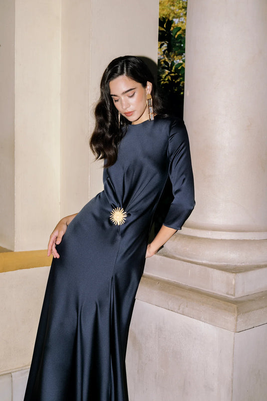 Vestido elegante de seda satinada azul marino muy elegante ideal para invitadas a bodas o eventos o fiestas en otoño invierno.