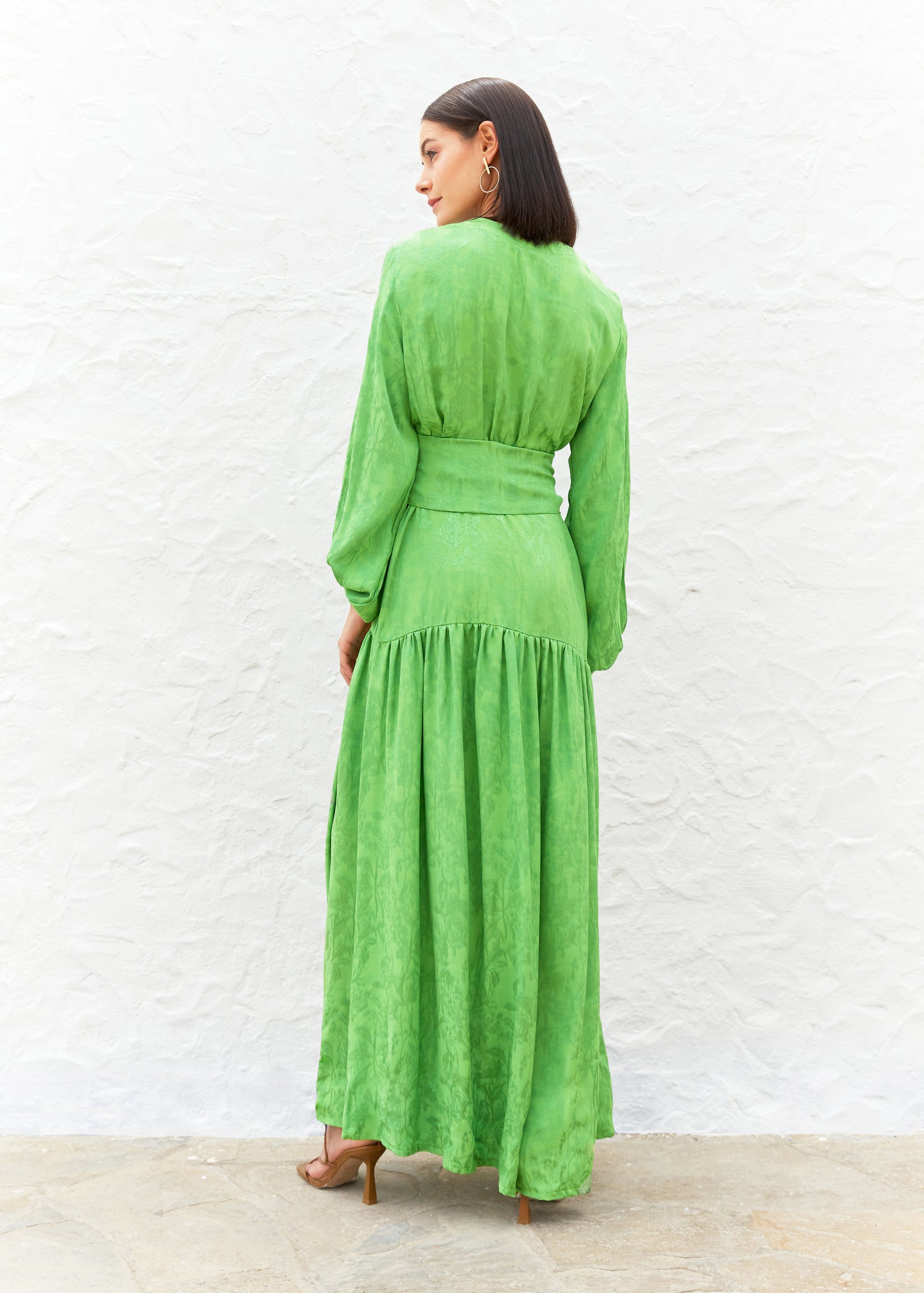 Maxi vestido de jacquard verde con manga abullonada para alquilar en Madrid