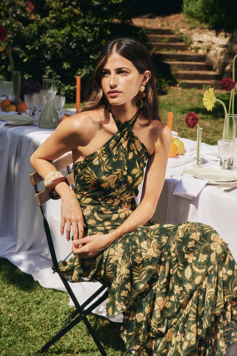 Vestido de fiesta con cuello halter verde con estampado amarillo mostaza de la marca Baymo. Perfecto para invitadas de boda.