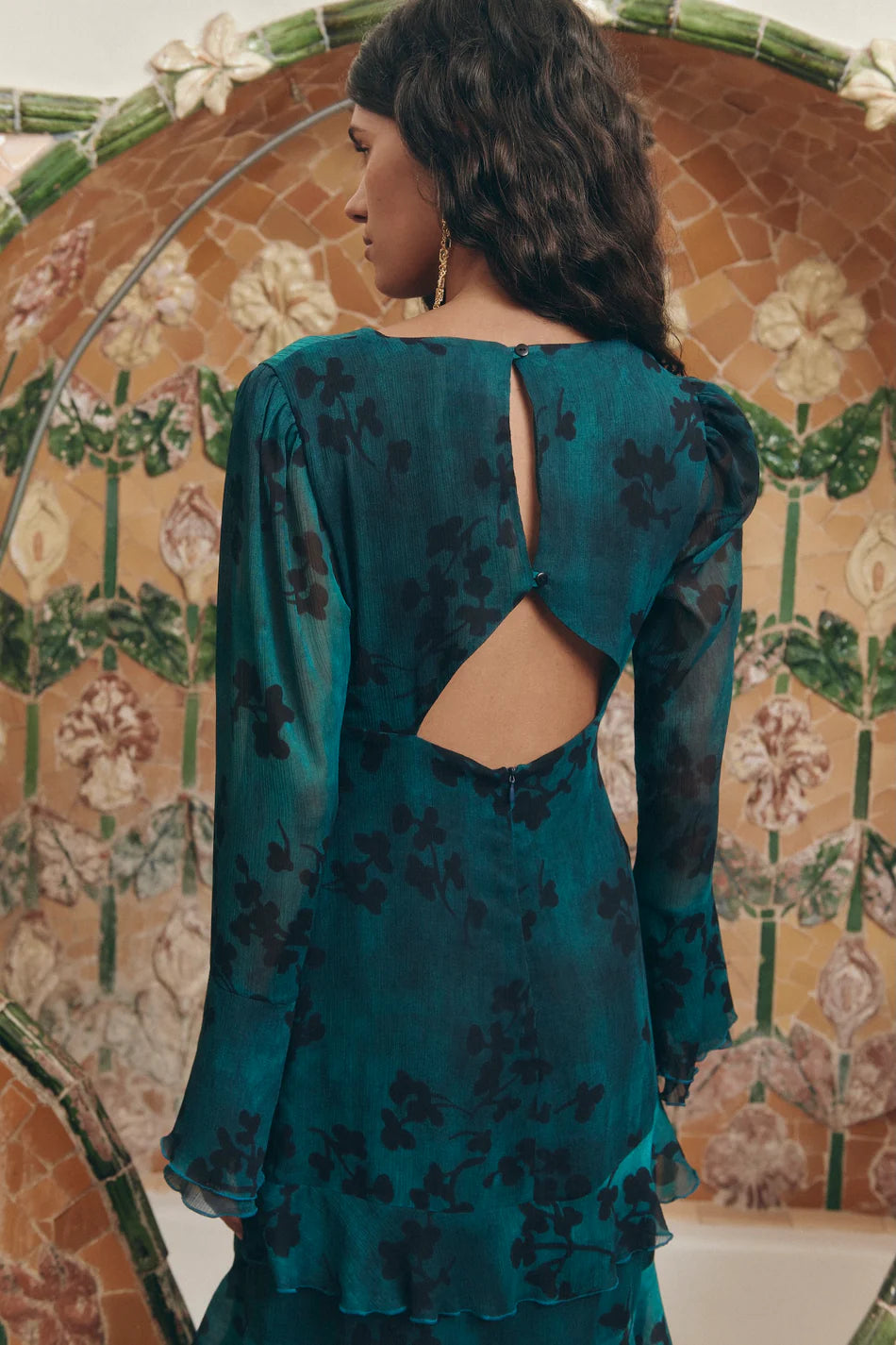 Vestido de manga larga de color verde de la marca Baymo. Espalda abierta y falda con volantes. Estampado. Ideal para invitada de boda o fiesta.