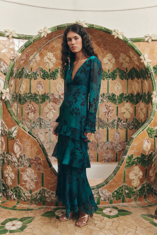 Vestido de manga larga color verde de la marca Baymo. Disponible en alquiler en Barcelona, madrid, Valencia y el resto de España.