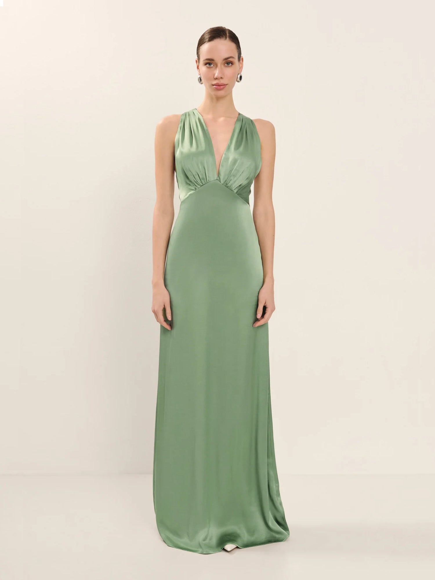 Vestido largo sin mangas verde turquesa, de raso de seda. Elegante y femenino. Ideal para bodas, eventos, ceremonias, galas y graduaciones en Barcelona.
