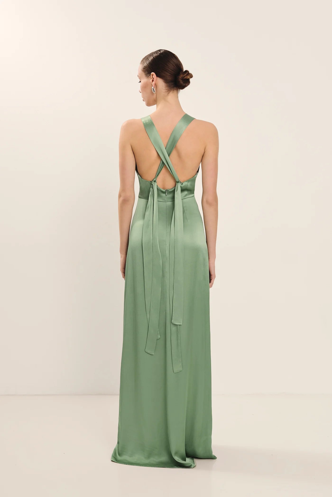 Vestido verde turquesa, raso de seda. Espalda descubierta.