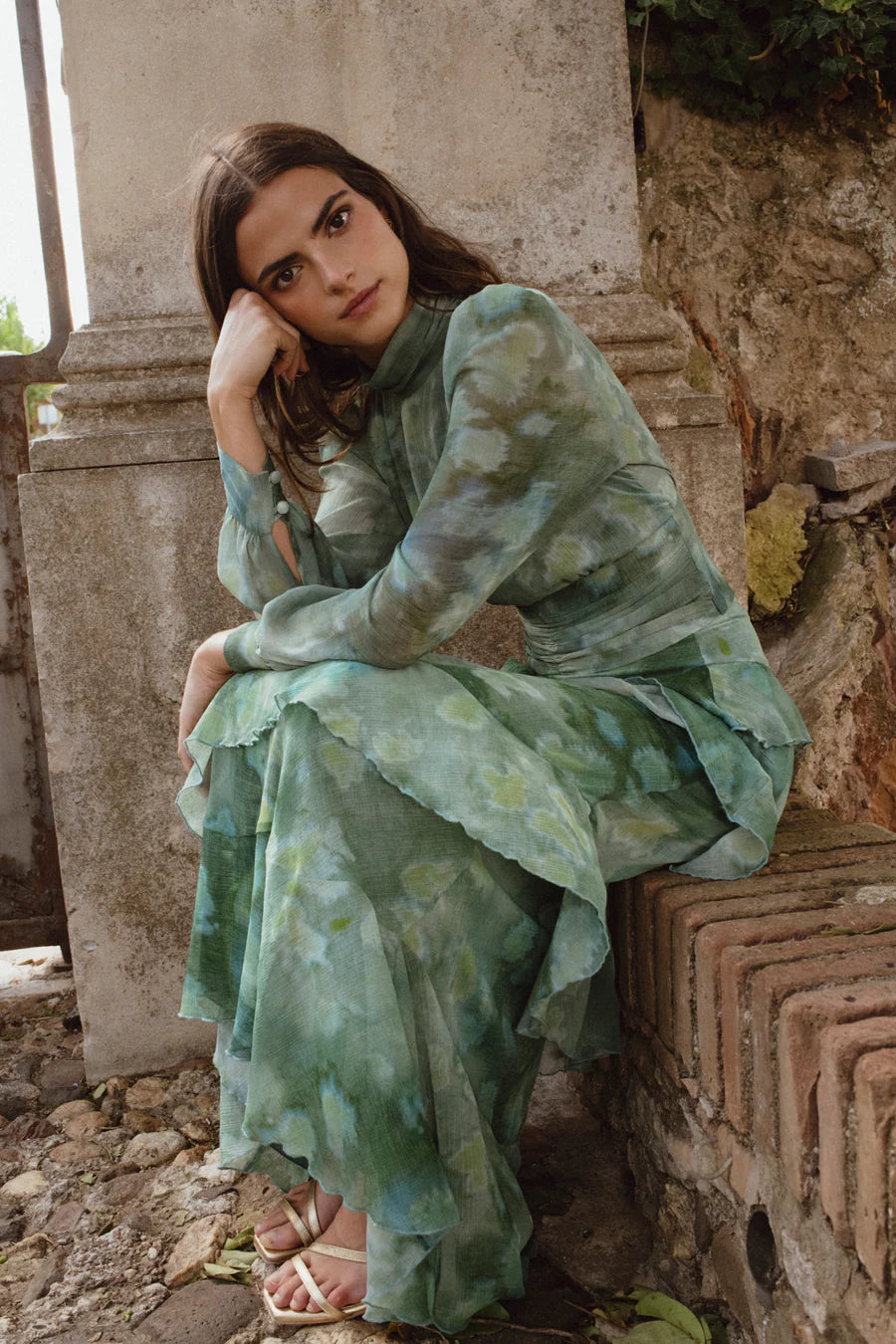 Vestido de manga larga elegante para evento.